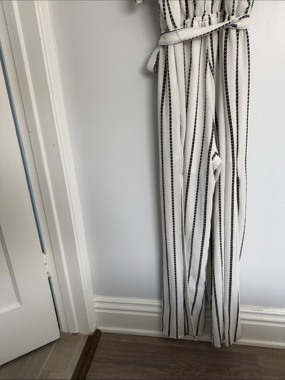 Striped White and Black Cold-Shoulder Summer Jumpsuit with Waist Tie size M - Picture 10 of 10